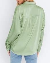 Load image into Gallery viewer, Satin Collar Oversize Shirt