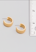 Load image into Gallery viewer, Ribbed Band Hoop Earrings
